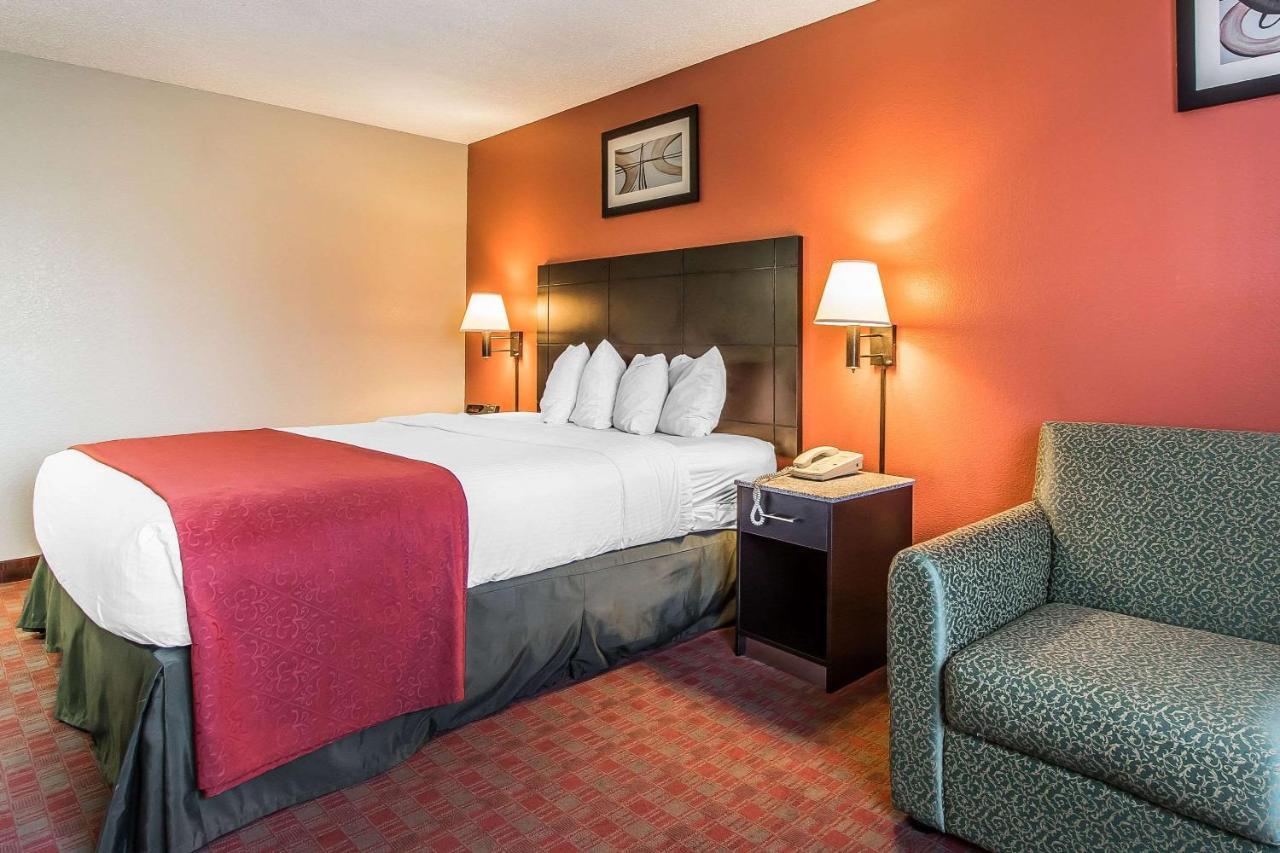Quality Inn & Suites La Vergne Exterior photo